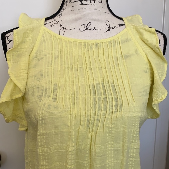 Universal Thread Flutter Sleeve Top - Picture 2 of 9